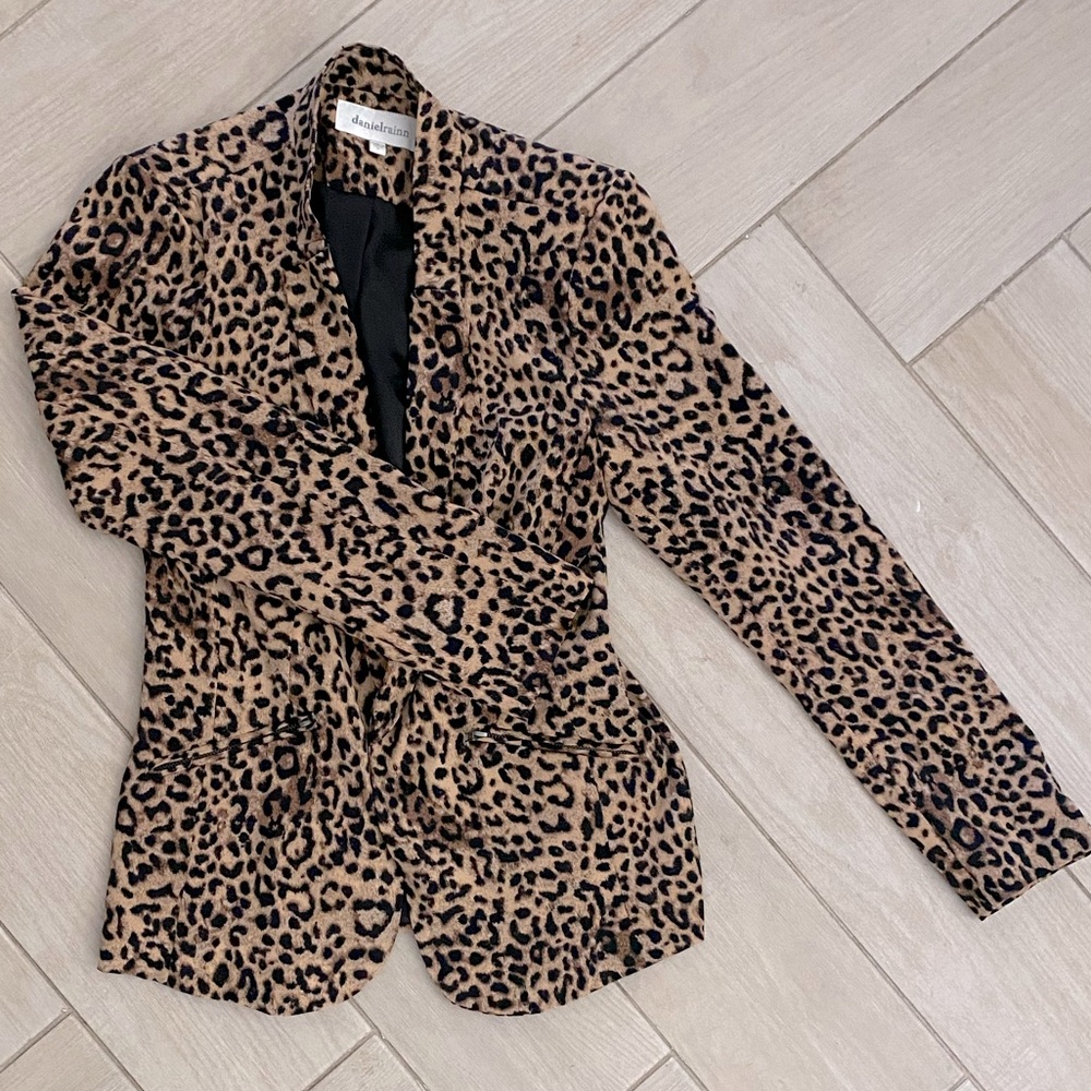 Daniel Rainn Small Leopard Print Blazer